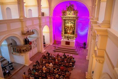 Mit einem Gottesdienst wurde am Sonntagnachmittag in der Schlosskirche das Festjahr eingeläutet. Von der Kanzel predigte Landesbischof Tobias Bilz.