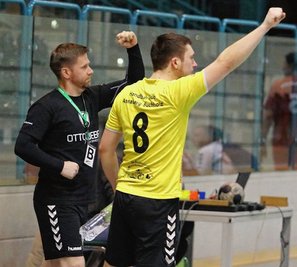 HCAB-Trainer Felix Schneider (li.) konnte sich nach der jüngsten Niederlage in Plauen wieder über einen Sieg freuen. Dass dieser im Derby gegen Zwönitztal gelang, machte das Erlebnis doppelt so schön. 