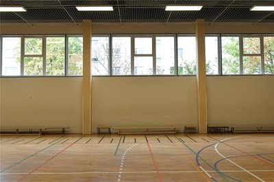 In der Turnhalle an der Friedeburger Straße 17 fehlt Prallschutz an den Wänden.