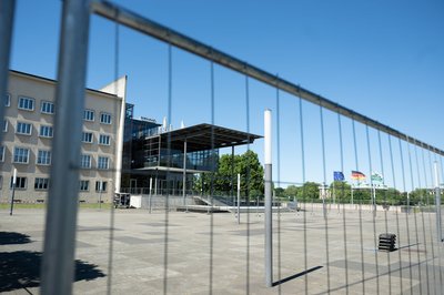 Anlass der Bauarbeiten ist eine geplante Modernisierung und der Bau von zwei neuen Gebäudekomplexen.