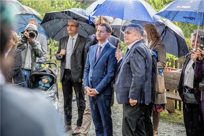 Im August vergangenen Jahres hatte Ministerpräsident Michael Kretschmer (CDU, Bild Mitte) den Feierlichkeiten zum Jubiläum des Frohnauer Hammers beigewohnt. Von einem hohen Polizeiaufgebot begleitet, fuhr er dann nach Oberwiesenthal weiter. Zu diesem Zeitpunkt befand sich der Erzgebirger, der ihn bedroht haben soll, bereits in Polizeigewahrsam. Foto: Sebastian Paul/Archiv