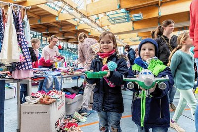 Der fünfjährige Luca Joel - mit seiner ein Jahr ältere Schwester Lea Sophie - war bei den Euligs aus Buchholz, der sich freuen konnte. Mama Sandra wendet beim Einkauf in der Silberlandhalle einen kleinen Trick an. - Für Geduld gibt es auch ein kleines Geschenk. 