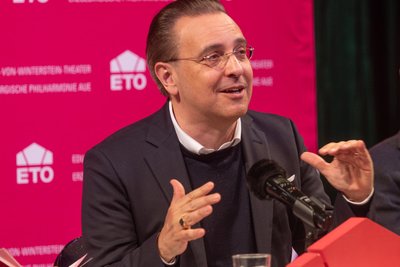 Drei Uraufführungen, zwei deutschen Erstaufführungen sowie zwei deutschsprachigen Erstaufführungen kündigt Intendant Moritz Gogg für die neue Spielzeit im Theater an.
