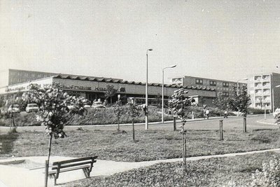 Die Kappelkaufhalle war damals die einzige Einkaufs- und Dienstleistungseinrichtung im Wohngebiet. Heute gibt es dort ein Edeka.