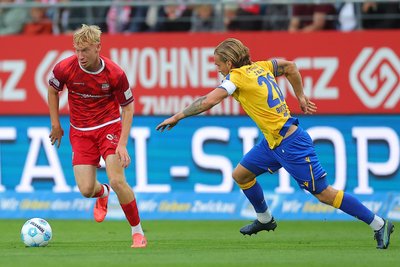 Das Foto aus dem Hinspiel (0:0) im August 2025 zeigt Zwickaus Josua von Baer (links) und Jenas Nils Butzen.