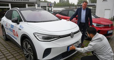 15 Prozent aller Neuzulassungen in diesem Jahr beim Autohaus Weinhold sind bisher Elektro-Autos gewesen. Inhaber Holger Weinhold (im Foto oben) und Verkäufer Lale Ibisevic bereiten die Auslieferung eines E-Autos an einen Kunden vor. 