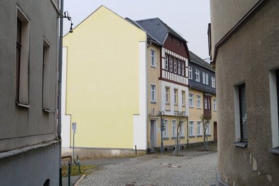 Das frühere Gebäude des VEB Rationalisierungsmittelbau (hinten) in der Poststraße will die Stadt Klingenthal kaufen. Das sogenannte Triebel-Werner-Haus (links), in dem früher die Buchhandlung Mothes war, ist bereits von der Stadt erworben und wird fast vollständig genutzt. 