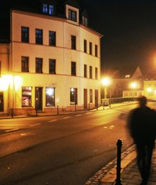Am warmen Wasser in städtischen Einrichtungen zu sparen, ist eine der Möglichkeiten, die aktuell in den Kommunen Mittelsachsens geprüft wird. Im Hainicherner Rathaus wird es abgestellt. In Penig (rechts) geht von 0 bis 4 Uhr die Straßenbeleuchtung aus. 