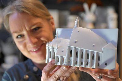 Im Geschäft des Unternehmens Freiberger Porzellan zeigt Mitarbeiterin Katharina Riemenschneider das Leuchtmodell des Freiberger Doms.