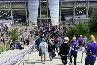 Das Erzgebirgsstadion war mit 14.800 Zuschauern ausverkauft.