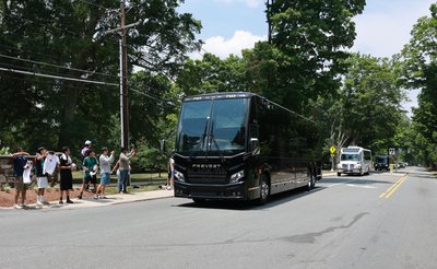 Der Bus mit der Nationalmannschaft fährt zum WM-Quartier. 
