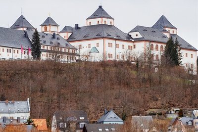 Seit 450 Jahren thront das Schloss auf dem Schellenberg über der Stadt und über dem Erzgebirgsvorland.