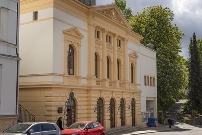 Das Eduard-von-Winterstein-Theater startet im Herbst in seine 133. Spielzeit und wartet mit vielen prominenten Stücke auf.