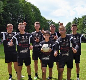 Die U-18-Mannschaft der SG Waldkirchen hat sich mit dem dritten Platz das Ticket für die Deutsche Meisterschaft gesichert. Im Foto von links: Luca Woida, Norman Mothes, Edgar Oeser, Richard Völkel, Leon Schütze, Oliver Bitterlich und Marvin Steinau.