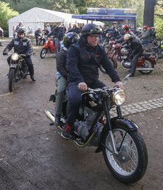 Jung und Alt starten mit nostalgischen und modernen Zweirädern zur Tour um Wolkenburg. 