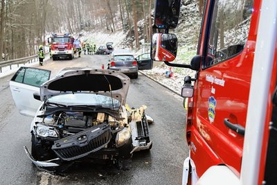 Das Trümmerfeld zieht sich auf der B 169 über mehrere Meter hin.