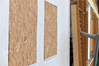 Die Glasfenster des Lehrerzimmers sind mit Spanplatten gesichert worden.