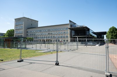 Auf dem Bernhard-von-Lindenau-Platz vor dem Landtag stehen bereits Bauzäune.