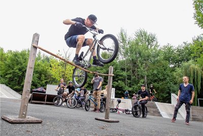 Beim BMX-Wettstreit "Gib Gummi" auf der Skateanlage an der Weißen Elster zeigten junge Leute am vergangenen Wochenende in Plauen ihr Können.
