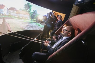 Auf geht’s: Schlossbetriebe-Chefin Patrizia Meyn und Finanzminister Christian Piwarz im Kutschensimulator des neuen Kutschenmuseums im Schloss Augustusburg.