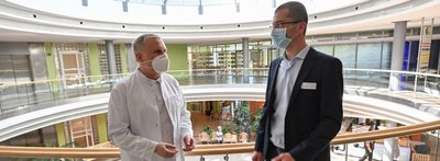 Chefarzt Dr. Frank-Günter Mewes (links) ist einer von zwei Verantwortlichen für Organtransplantation am Diakomed-Diakoniekrankenhaus in Hartmannsdorf, hier im Foyer des Hauses mit dem Kaufmännischen Geschäftsführer Johannes Härtel. Die Klinik erhält eine Auszeichnung. Foto: Andreas Seidel