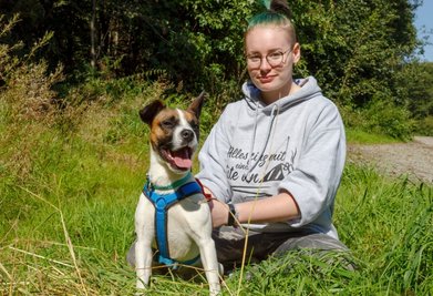 Mischling Charly - hier mit Alina Seifert - ist ein agiler junger Hund. Er wartet im Tierheim "Neu-Amerika" auf Familienanschluss - braucht aktive neue Besitzer, die gern draußen unterwegs sind.