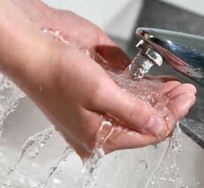 Am warmen Wasser in städtischen Einrichtungen zu sparen, ist eine der Möglichkeiten, die aktuell in den Kommunen Mittelsachsens geprüft wird. Im Hainicherner Rathaus wird es abgestellt. In Penig (rechts) geht von 0 bis 4 Uhr die Straßenbeleuchtung aus. 