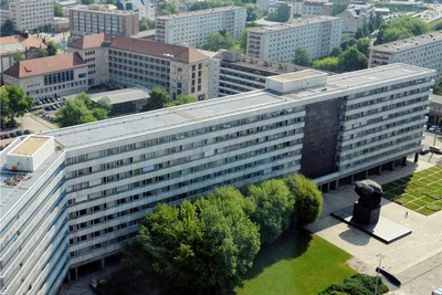 Vorn die Innenstadt, dahinter unter anderem Handelskammer, Kunstsammlungen und der Brühl. Dazwischen ein großer Riegel: Das Behördengebäude an der Brückenstraße ist aus städtebaulicher Sicht ein Hindernis. 
