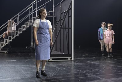 Auch in der Vogtland-Revue trifft Marie (Julia Hell) auf Zeitreise zurück auf ihre Großmutter (Claudia Lüftenegger) in deren DDR-Alltag.