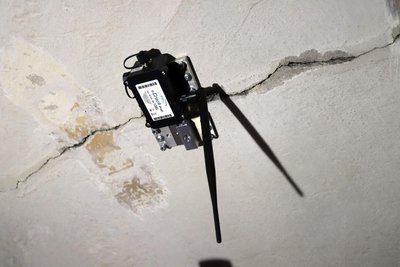 Insgesamt sechs Messgeräte registrieren die Rissbewegungen im Mauerwerk des Doms zu Freiberg.