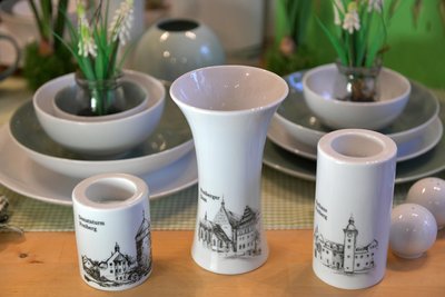 Im Geschäft des Unternehmens Freiberger Porzellan gibt es auch Teelichthalter und eine Kelchvase mit freibergtypischen Motiven.
