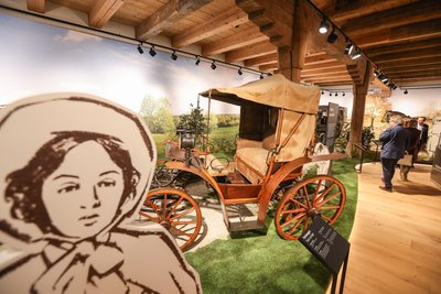 Im neuen Kutschenmuseum wurden die Ausstellungsstücke in detailreich gestaltete Szenerien eingebettet.
