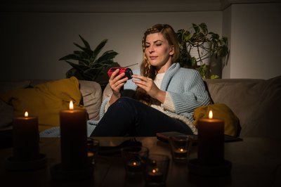 Blackout? Taschenlampe, Kerzen und Kurbelradio sorgen für Licht und Nachrichten auch ohne Netz.