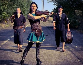 "Violare Despectum" (Foto), "Die Feuervögel" und "Gugelhupf" sorgen mit Musik des Mittelalters für Unterhaltung. 