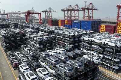 Chinesische Autos mit Hybrid- oder Elektroantrieb für den Export in einem Terminal des chinesischen Hafens Taicang.