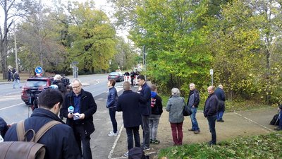 Medienvertreter und Schaulustige warten auf die Ankunft der Kanzlerin.