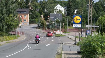 In Bereich zwischen Stollberger Straße 12 und Lichtensteiner Straße in Niederwürschnitz werden die Arbeiten Mitte August beginnen. Die Kreuzung mit der Lichtensteiner Straße bleibt zunächst befahrbar. Der Lidl-Markt soll über die gesamte Bauzeit erreichbar sein.