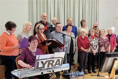 Der Chor Lyra aus Zethau beim Auftritt in Loket. 