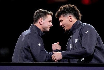 Die Quarterback Brock Purdy (San Francisco, links) und Patrick Mahomes (Kansas City) schütteln sich während der Eröffnung der Superbowl-Woche in Las Vegas die Hände.