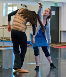 Sabrina Sadowska übt im Probenraum mit Tänzern des Chemnitzer Balletts - Sirtaki (links) und den Tanz zweier Verliebter (Mitte und rechts).