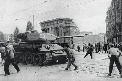 In Berlin griffen die in der DDR stationierten sowjetischen Streitkräfte ein und sorgten so für ein gewaltsames Ende des Aufstandes.