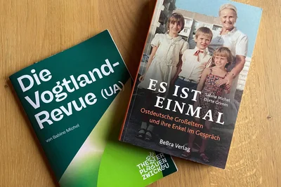 Generationengespräch: Das Buch "Es ist einmal - Ostdeutsche Großeltern und ihre Enkel im Gespräch" von Sabine Michel und Dörte Grimm ist im Bebra-Verlag erschienen. Auch für die „Vogtland-Revue“, die bis Ende Februar im Plauener Theater läuft, lieferte Michel den Text.