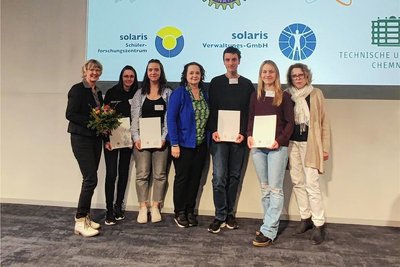 Die betreuenden Lehrerinnen mit den Schülern, die bei "Jugend forscht" Urkunden und Preise abgesahnt haben. 