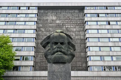 Die Tafel hinter dem Marx-Kopf wird demnächst saniert. Auch am Gebäude selbst soll sich etwas tun. 