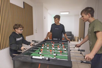 Der neue Jugendtreff befindet sich im Erdgeschoss vom Haus des Gastes. Auch ein Tischkicker als Teil der Ausstattung kam gut an.