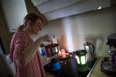 Warm essen trotz Stromausfall: Ein Fondue-Set mit Brennpaste kann dann zum Notfall-Herd werden.