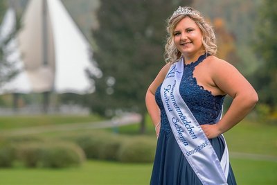 Sarah Vogel, Bad Schlemas Brunnenmädchen, feiert im kleinen Freundeskreis. 