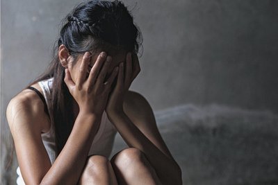 Gewalt im eigenen Zuhause hat ein hohes Dunkelfeld. Oft leiden Betroffene im Stillen, wie dieses Symbolfoto verdeutlicht. Die junge Erzgebirgerin, um die es im Prozess am Auer Amtsgericht ging, verweigerte jede Hilfe.