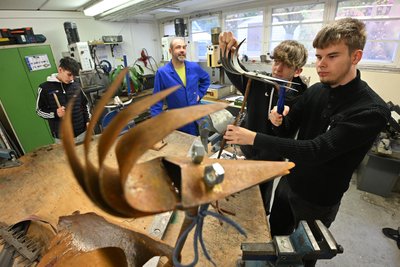 In den Werkstätten der Einrichtung wird unter anderem Metall bearbeitet. Die Jugendlichen werden hier von Roy Welzien angeleitet.