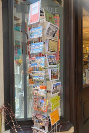 Im Schreibwarengeschäft Steyer am Freiberger Obermarkt gibt es eine große Auswahl an Ansichtskarten mit Freiberg-Motiven.